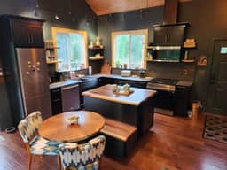 Outdoor soaking tubs w/lake views & private trails - Image 4