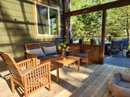 Outdoor soaking tubs w/lake views & private trails - Image 3