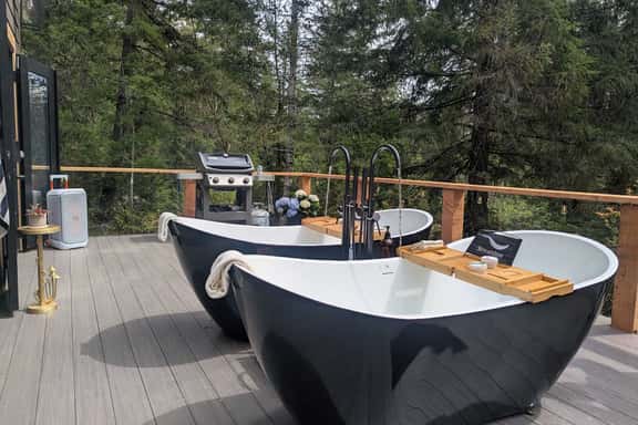 Outdoor soaking tubs w/lake views & private trails - Image 1