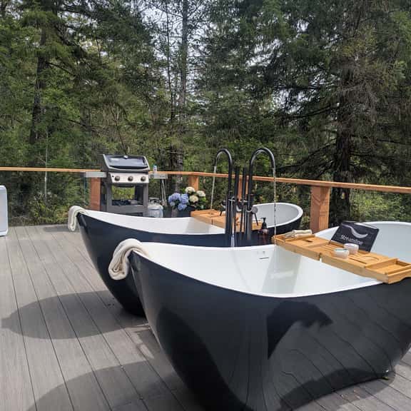 Outdoor soaking tubs w/lake views & private trails - Image 1